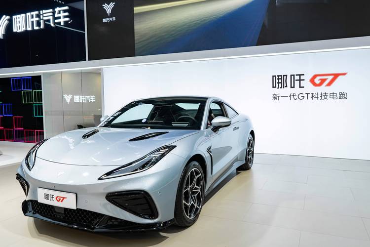 东莞311哪吒汽车在智能汽车领域的表现，领途汽车在新能源汽车市场中的影响力